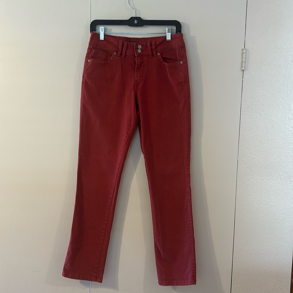 Levi’s soft red mid rise skinny with button flap back pockets 🍒